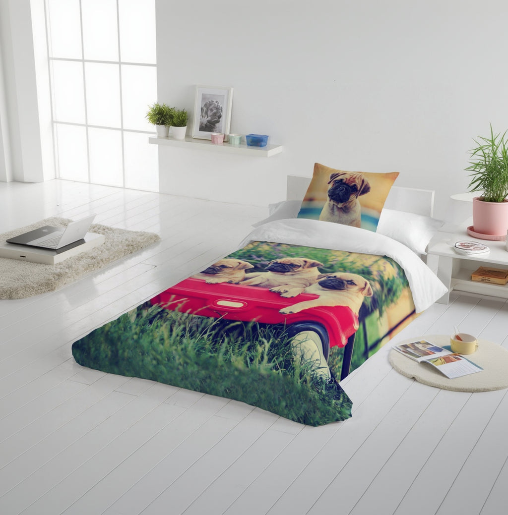 Parure de lit avec housse de couette et imprimé carlins dans un chariot de Gouchee Home